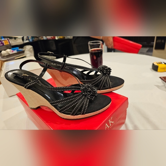 Anne Klein Halliday 1 on black and white fabric 5 in wedge, gently used - Picture 6 of 8